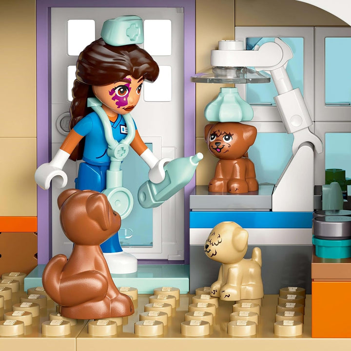LEGO Friends Cabinet veterinar pentru cai și animale de companie, set de construcție și joacă pentru jocuri de rol imaginative cu 3 minifigurine și 5 figurine de animale, idee de cadou pentru fete de la 7 ani 42651