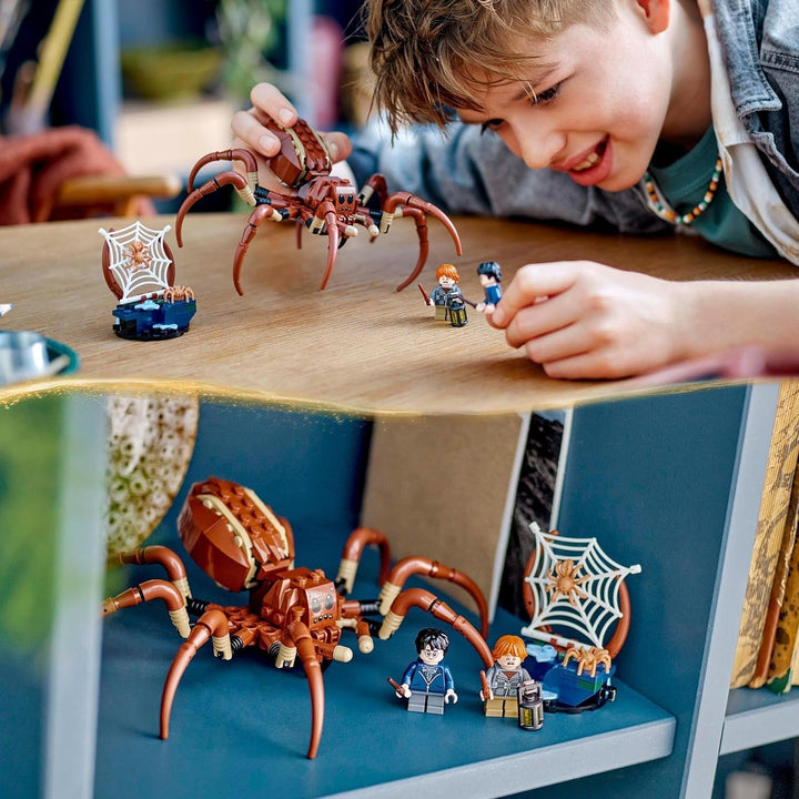 LEGO Harry Potter Aragog în Pădurea Interzisă, set de joacă fantasy cu păianjen, creatură mitică, 2 minifigurine, cadou magic pentru băieți, fete și fani cu vârsta peste 7 ani 76434