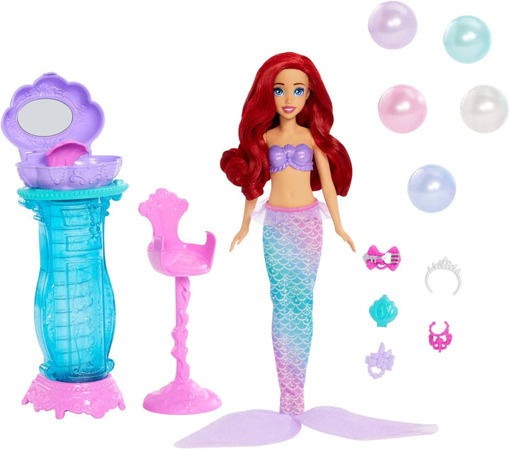 Mattel Disney Princess Toys, Make-up Shell Mermaid Arielle Fashion Doll cu coadă detașabilă, masă de machiaj cu 5 surprize pop-up repetabile și 5 accesorii, JBF86
