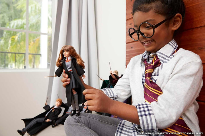 HARRY POTTER Hermione Granger - uniformă Hogwarts, halat Gryffindor și baghetă personalizată pentru fani și colecționari, 11 articulații pentru lupta împotriva lui Voldemord, vârsta 6+, FYM51