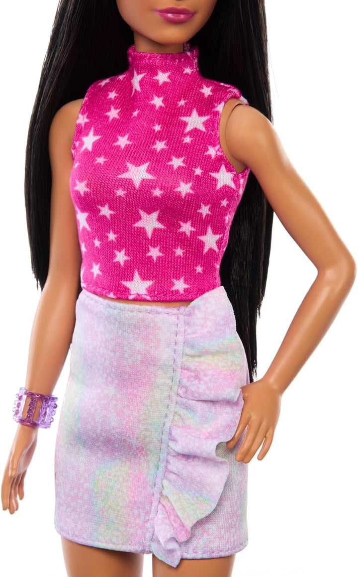 Păpușa Barbie Fashionistas nr. 215 cu păr negru drept, top roz cu model în formă de stea și fustă iridescentă, păpușă de modă de colecționat cu ocazia celei de-a 65-a aniversări, HRH13