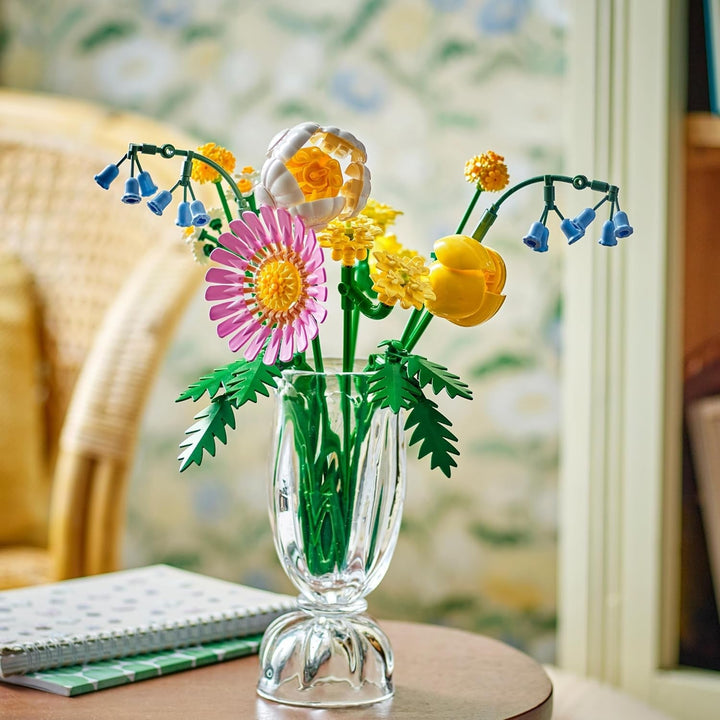 Buchet mic de vară LEGO Botanicals - Set de construcție cu flori artificiale - Incl. albăstrele, ranunculițe, lalele - Idee de cadou pentru femei, mame și bărbați - 10347
