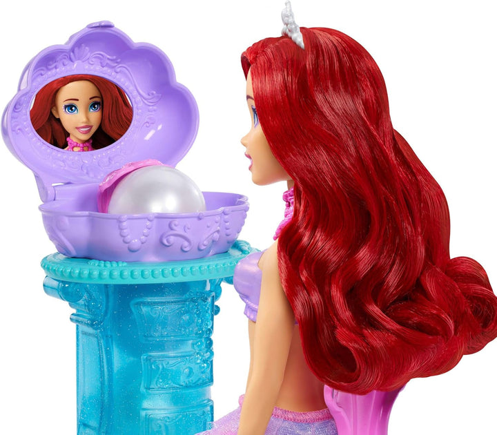 Mattel Disney Princess Toys, Make-up Shell Mermaid Arielle Fashion Doll cu coadă detașabilă, masă de machiaj cu 5 surprize pop-up repetabile și 5 accesorii, JBF86
