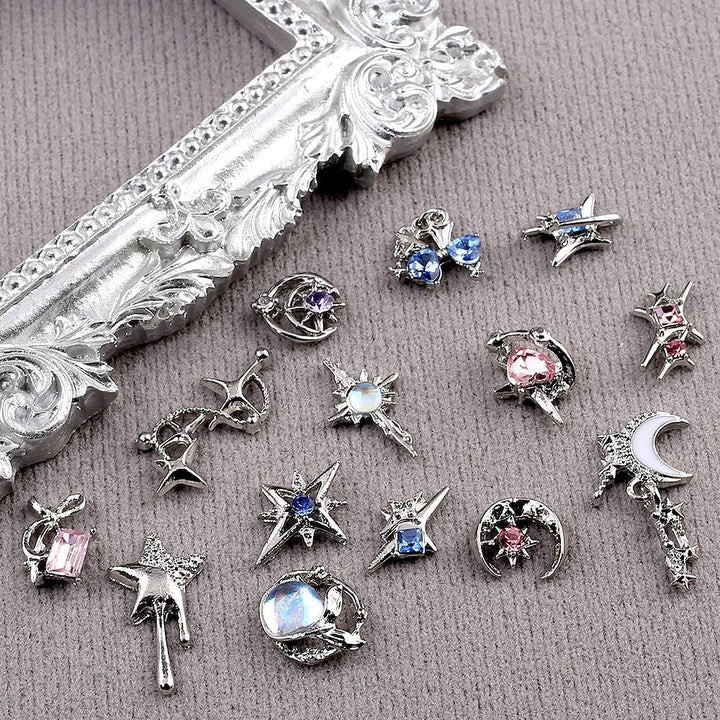 16 Stile Luxus Mond Stern Nagel Charms 3D Nail Charms Y2K Legierung Strasssteine Bogen Schmetterling Nagel Schmuck Metall Nail Art Charms Nägel Glitzersteine Nailart Rhinestones Nageldesign Zubehör