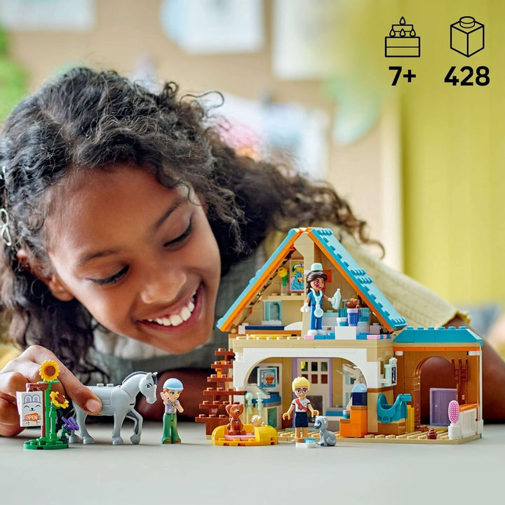 LEGO Friends Cabinet veterinar pentru cai și animale de companie, set de construcție și joacă pentru jocuri de rol imaginative cu 3 minifigurine și 5 figurine de animale, idee de cadou pentru fete de la 7 ani 42651