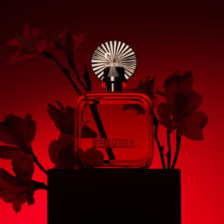 Shakira Parfums – ROJO by Shakira Apă de Parfum pentru Femei – De lungă durată – Parfum puternic, senzual și fermecător – Note florale, picante și de chihlimbar – Ideal pentru zi – 50 ml