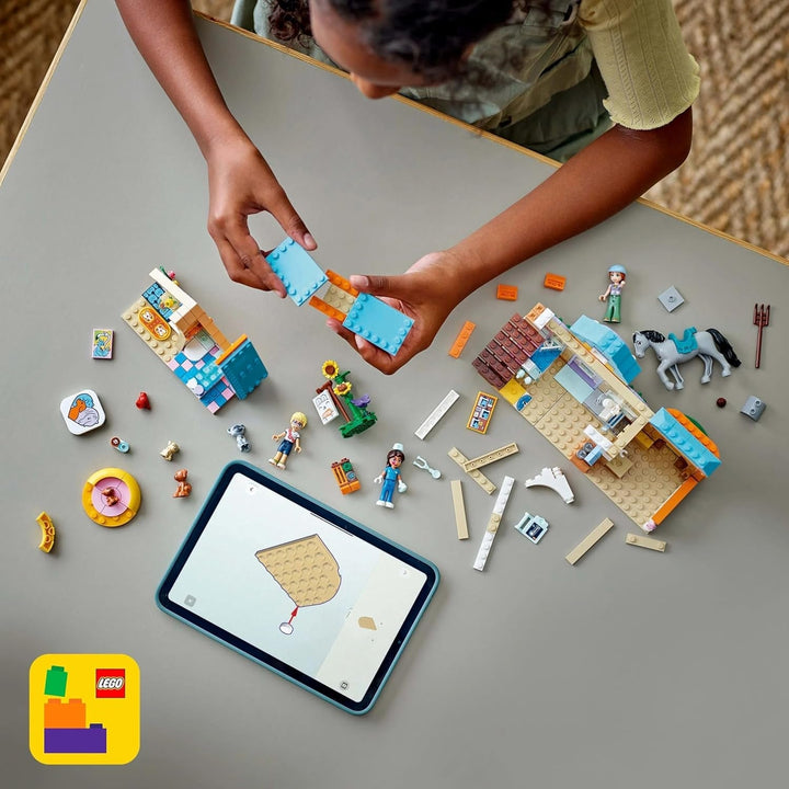 LEGO Friends Cabinet veterinar pentru cai și animale de companie, set de construcție și joacă pentru jocuri de rol imaginative cu 3 minifigurine și 5 figurine de animale, idee de cadou pentru fete de la 7 ani 42651
