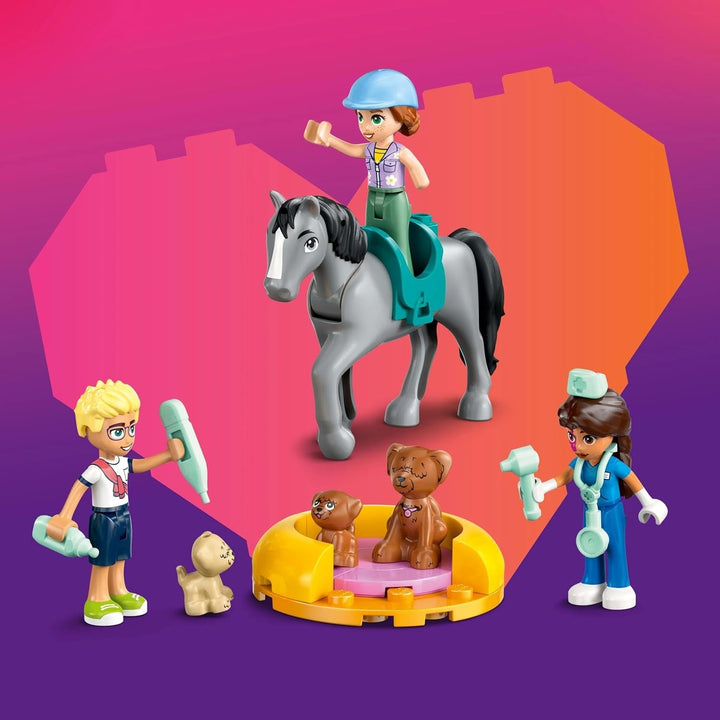 LEGO Friends Cabinet veterinar pentru cai și animale de companie, set de construcție și joacă pentru jocuri de rol imaginative cu 3 minifigurine și 5 figurine de animale, idee de cadou pentru fete de la 7 ani 42651