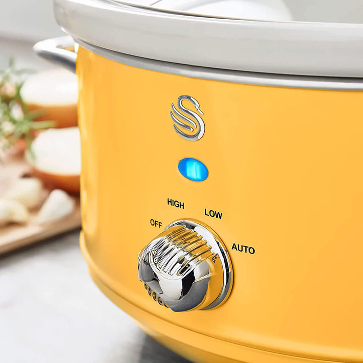 Swan Retro SF17031YELNEU Slow Cooker 6,5L Abnehmbarer Kochbehälter, PFOA- Und Ptfe-Freier Keramischer Antihaft-Behälter, 3 Temperaturstufen, Glasdeckel, Vintage-Design, Gelb, 320W