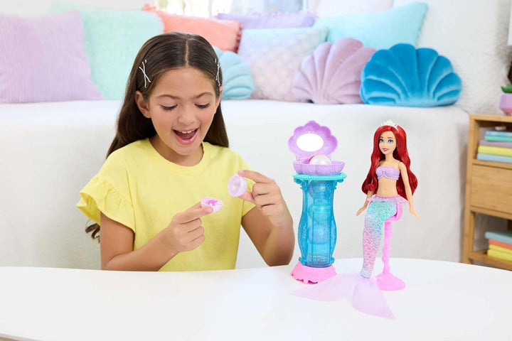 Mattel Disney Princess Toys, Make-up Shell Mermaid Arielle Fashion Doll cu coadă detașabilă, masă de machiaj cu 5 surprize pop-up repetabile și 5 accesorii, JBF86