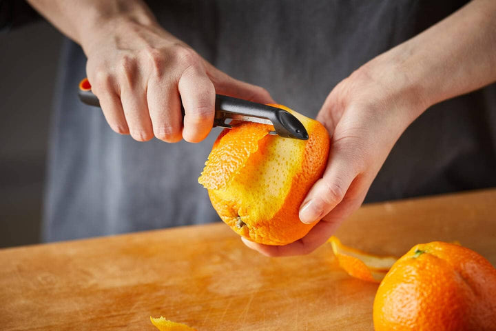 Fiskars Peeler cu lamă mobilă, lungime: 18 cm, oțel/plastic