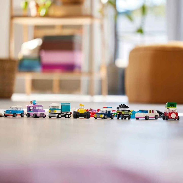 LEGO Classic Creative Vehicles, set de cărămizi de construcție pentru mașini model colorate, inclusiv camion, mașină de poliție și vehicule de construcții, mașini de jucărie construibile pentru copii, cadou pentru băieți și fete de la 5 ani 11036