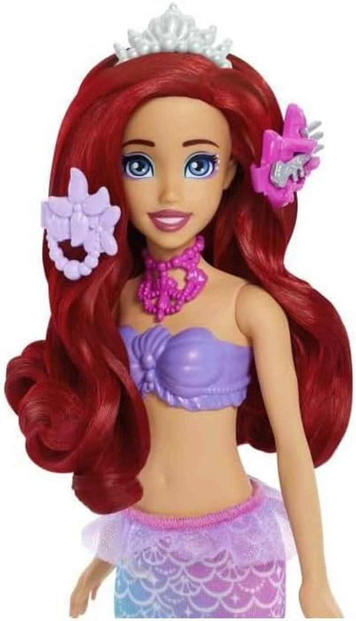 Mattel Disney Princess Toys, Make-up Shell Mermaid Arielle Fashion Doll cu coadă detașabilă, masă de machiaj cu 5 surprize pop-up repetabile și 5 accesorii, JBF86