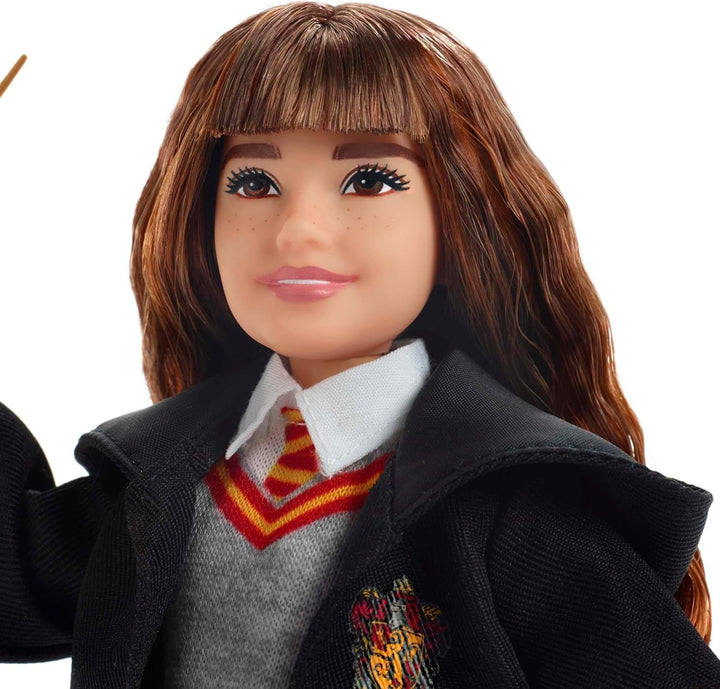 HARRY POTTER Hermione Granger - uniformă Hogwarts, halat Gryffindor și baghetă personalizată pentru fani și colecționari, 11 articulații pentru lupta împotriva lui Voldemord, vârsta 6+, FYM51