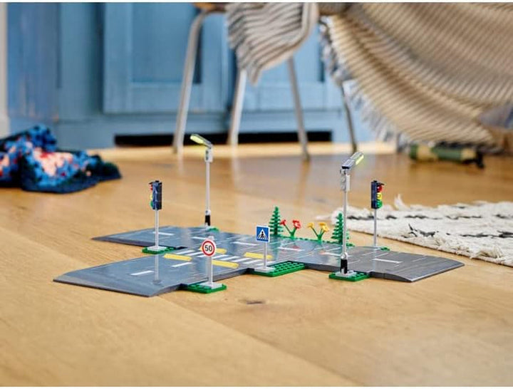LEGO City Intersecție rutieră cu semafoare, set de construcție cu cărămizi care strălucesc în întuneric 60304