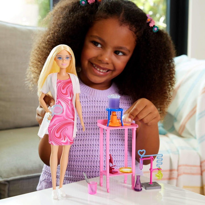 Barbie păpușă om de știință și accesorii cu păpușă blondă la modă, masă de laborator, microscop, caser cu schimbare de culoare și vas Petri, JCR70