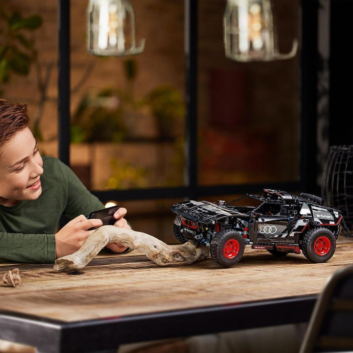 LEGO 42160 Technic Audi RS Q E-Tron, mașină de raliu controlată de la distanță, Dakar rally off-road car, RC controlat prin aplicație cu Control +, cadou pentru băieți, fete și fani de la 10 ani pentru a construi