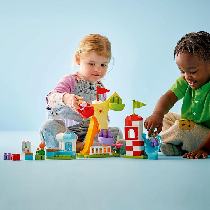 LEGO DUPLO Peppa Wutz Fairground - Jucării pentru copii și jucării pentru abilități motorii pentru vârsta de 2+ - Jocuri preșcolare cu roată mare, tobogan și 3 figuri, inclusiv Mollie Kitty și Klausi Kläff - Cadou pentru copii 10453