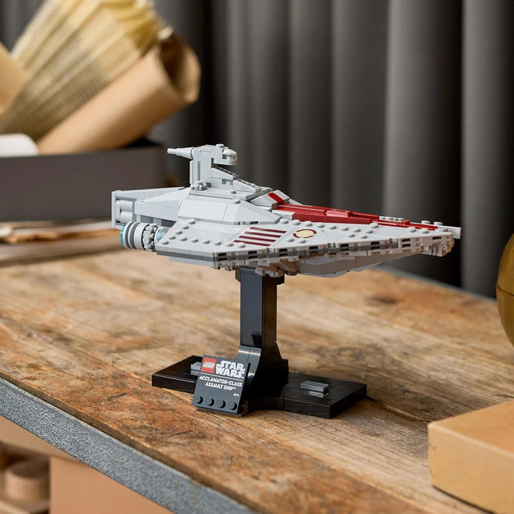 LEGO Star Wars 75404 Nava de asalt Clasa Acclamator din Atacul clonelor - Navă stelară de colecționat, construit și expus - Set de construcție Fantasy - Cadou pentru adulți și fani adolescenți