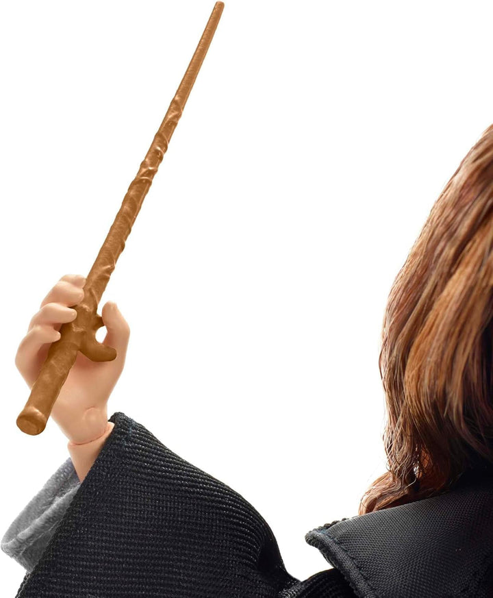 HARRY POTTER Hermione Granger - uniformă Hogwarts, halat Gryffindor și baghetă personalizată pentru fani și colecționari, 11 articulații pentru lupta împotriva lui Voldemord, vârsta 6+, FYM51