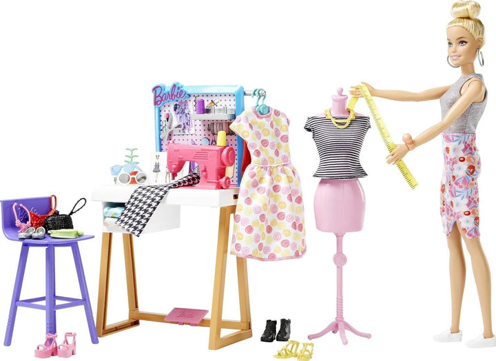 Barbie HDY90 - păpușă designer de modă (30,40 cm) și studio, 25+ accesorii de design și modă, birou de design, scaun, mașină de cusut, model de țesătură, manechin și multe altele, jucării de la 3 ani