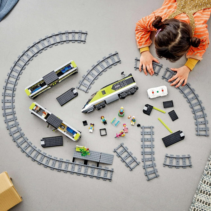 LEGO City Passenger Express Train, set cu tren controlat de la distanță, jucărie feroviară cu faruri, 2 vagoane și 24 de elemente de cale, cadou pentru copii, băieți și fete 60337