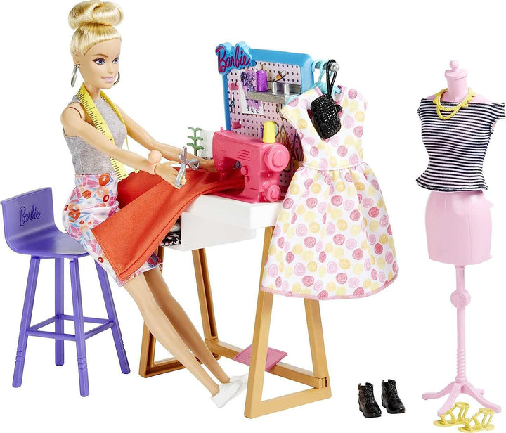 Barbie HDY90 - păpușă designer de modă (30,40 cm) și studio, 25+ accesorii de design și modă, birou de design, scaun, mașină de cusut, model de țesătură, manechin și multe altele, jucării de la 3 ani