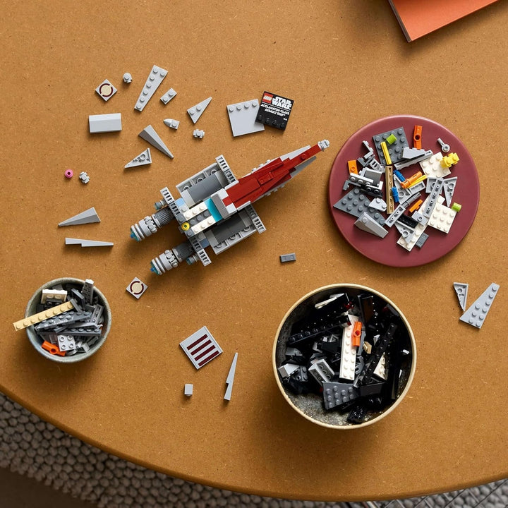 LEGO Star Wars 75404 Nava de asalt Clasa Acclamator din Atacul clonelor - Navă stelară de colecționat, construit și expus - Set de construcție Fantasy - Cadou pentru adulți și fani adolescenți