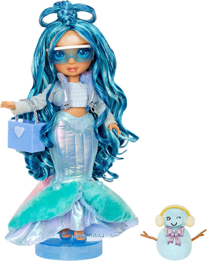 Rainbow High Winter Wonderland - Skyler (albastru) - păpușă de modă de 28 cm, cu zăpadă magică ascunsă care se acumulează cu apă, cu set de om de zăpadă, potrivită pentru copii de la 4-12 ani și colecționari