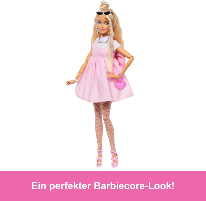 Păpușă Barbie Deluxe Style nr. 3 cu ținută Barbiecore, păr blond în coc înalt, rochie roz pastel cu fundiță supradimensionată și accesorii precum colanți Fishnet, HYV27