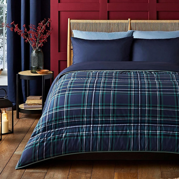 Set plapumă și față de pernă Night Lark, 10,5 tog, pat single, tartan roșu clasic, lenjerie de pat de lux, hipoalergenică, lavabilă la mașină Plapumi si pilote Naty Shop tartan clasic albastru marin Pat de o persoană