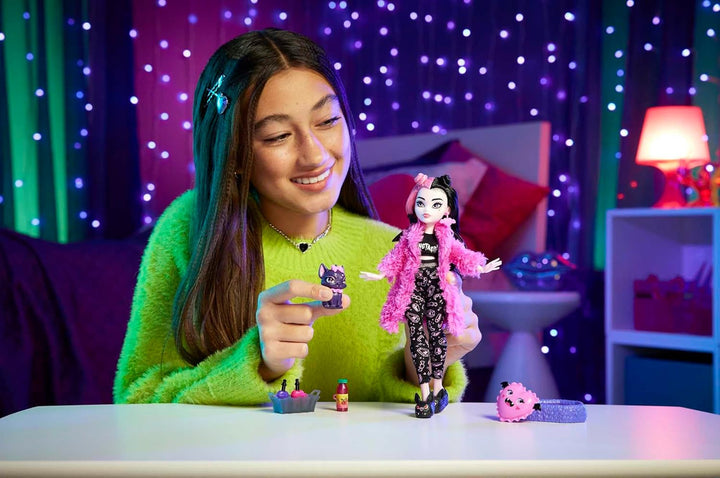 Păpușă MONSTER HIGH și accesorii pentru petrecerea în pijamale, animalul de companie al păpușii Draculaura Bat Count Fabulous, Creepover Party, HPY66