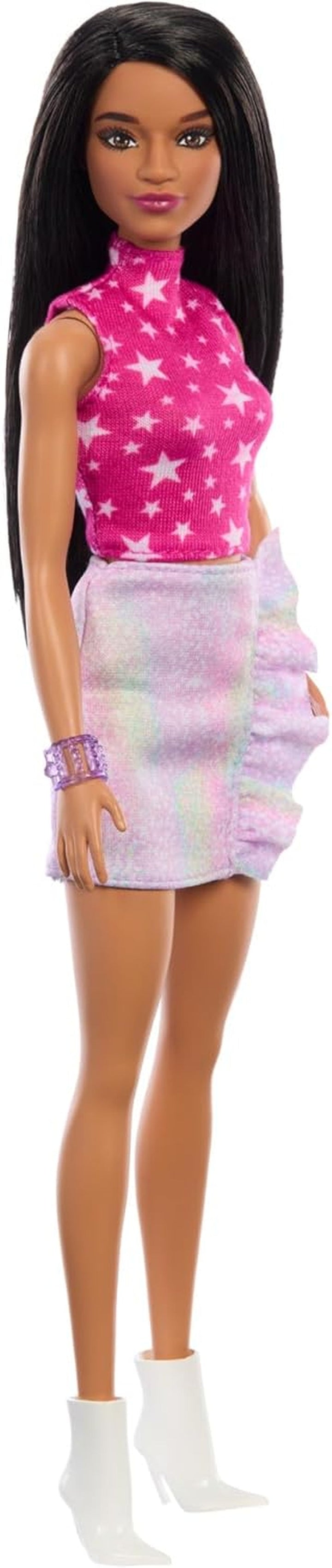 Păpușa Barbie Fashionistas nr. 215 cu păr negru drept, top roz cu model în formă de stea și fustă iridescentă, păpușă de modă de colecționat cu ocazia celei de-a 65-a aniversări, HRH13