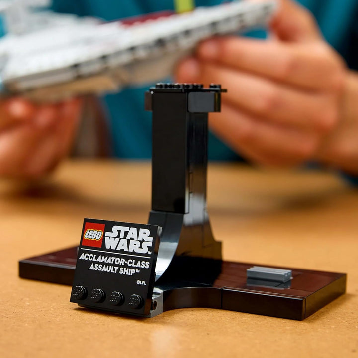 LEGO Star Wars 75404 Nava de asalt Clasa Acclamator din Atacul clonelor - Navă stelară de colecționat, construit și expus - Set de construcție Fantasy - Cadou pentru adulți și fani adolescenți