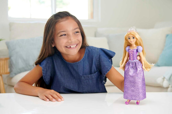 Mattel Disney Princess Rapunzel doll, Păr lung de coafat, Mobil, Pantofi și diademă detașabile, Cadouri Disney, Jucării de la 3 ani, HLW03