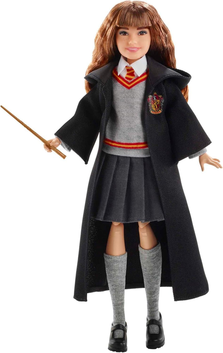 HARRY POTTER Hermione Granger - uniformă Hogwarts, halat Gryffindor și baghetă personalizată pentru fani și colecționari, 11 articulații pentru lupta împotriva lui Voldemord, vârsta 6+, FYM51