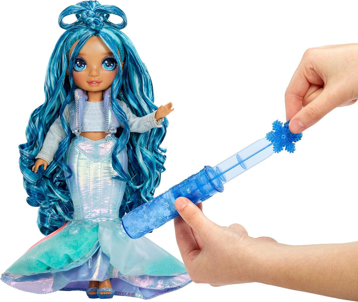 Rainbow High Winter Wonderland - Skyler (albastru) - păpușă de modă de 28 cm, cu zăpadă magică ascunsă care se acumulează cu apă, cu set de om de zăpadă, potrivită pentru copii de la 4-12 ani și colecționari