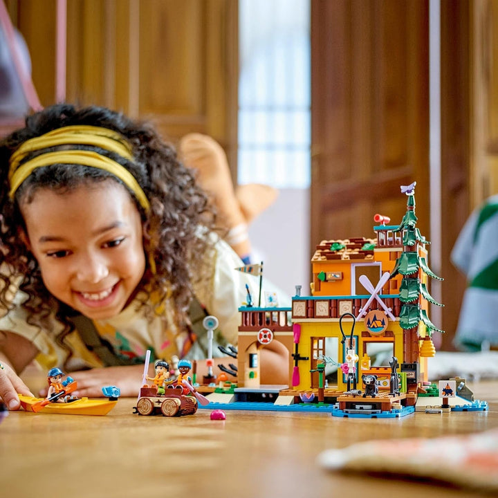 LEGO Friends Tabără de aventură cu caiac, jucărie de construcție pentru jocuri de rol, idee de cadou pentru fete și băieți de la 7 ani, set cu 3 figurine și un urs, jucărie de camping 42626