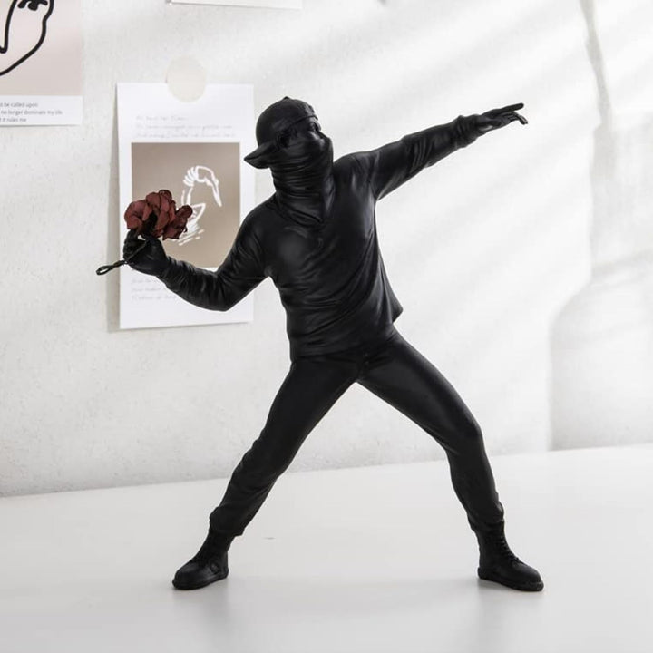 Bonita chica global, escultura de resina, estatua para decoraciones de interiores, estatua de Banksy, chica de corazón rojo, figura de globo, escultura de arte moderno, estante, decoración