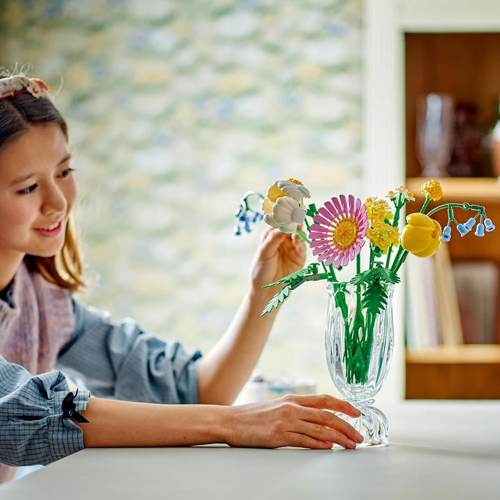Buchet mic de vară LEGO Botanicals - Set de construcție cu flori artificiale - Incl. albăstrele, ranunculițe, lalele - Idee de cadou pentru femei, mame și bărbați - 10347